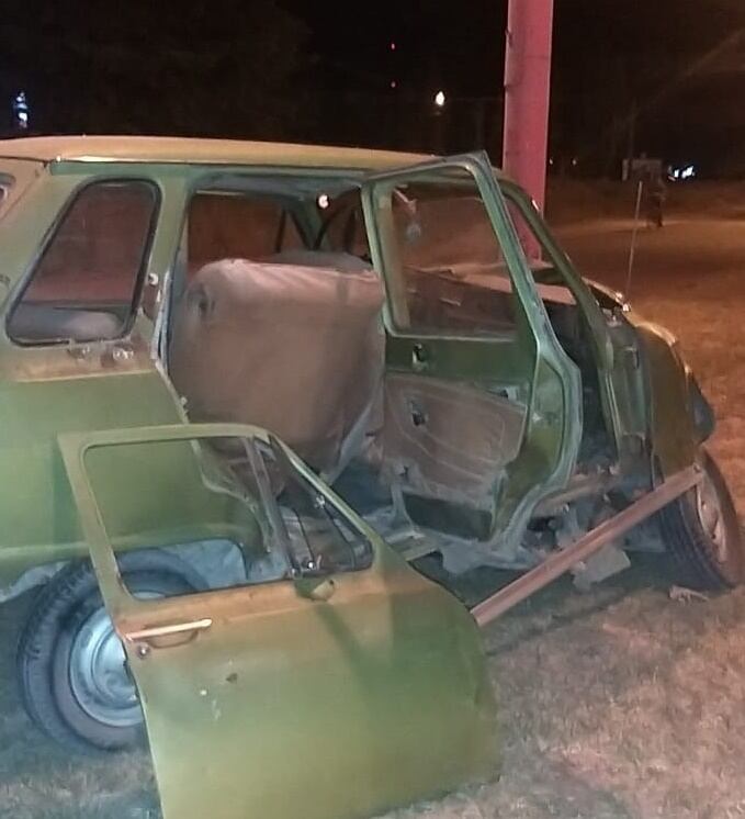 Un auto impactó sobre una columna en avenida Monteagudo