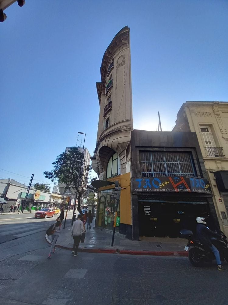 El edificio más angosto de Sudamérica está en Córdoba.