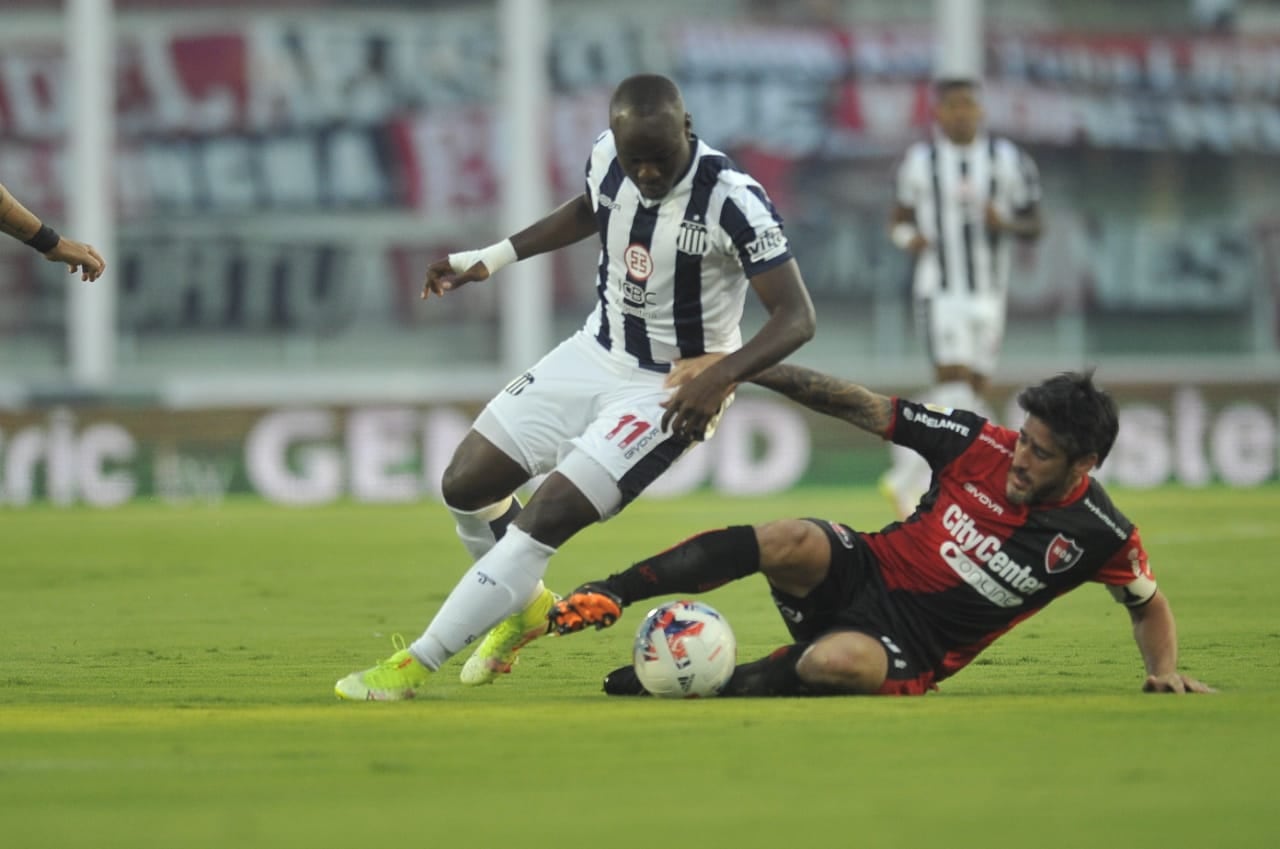 El colombiano Emerson Batalla debuta con la camiseta de Talleres ante Newell's. (Javier Ferreyra / La Voz)