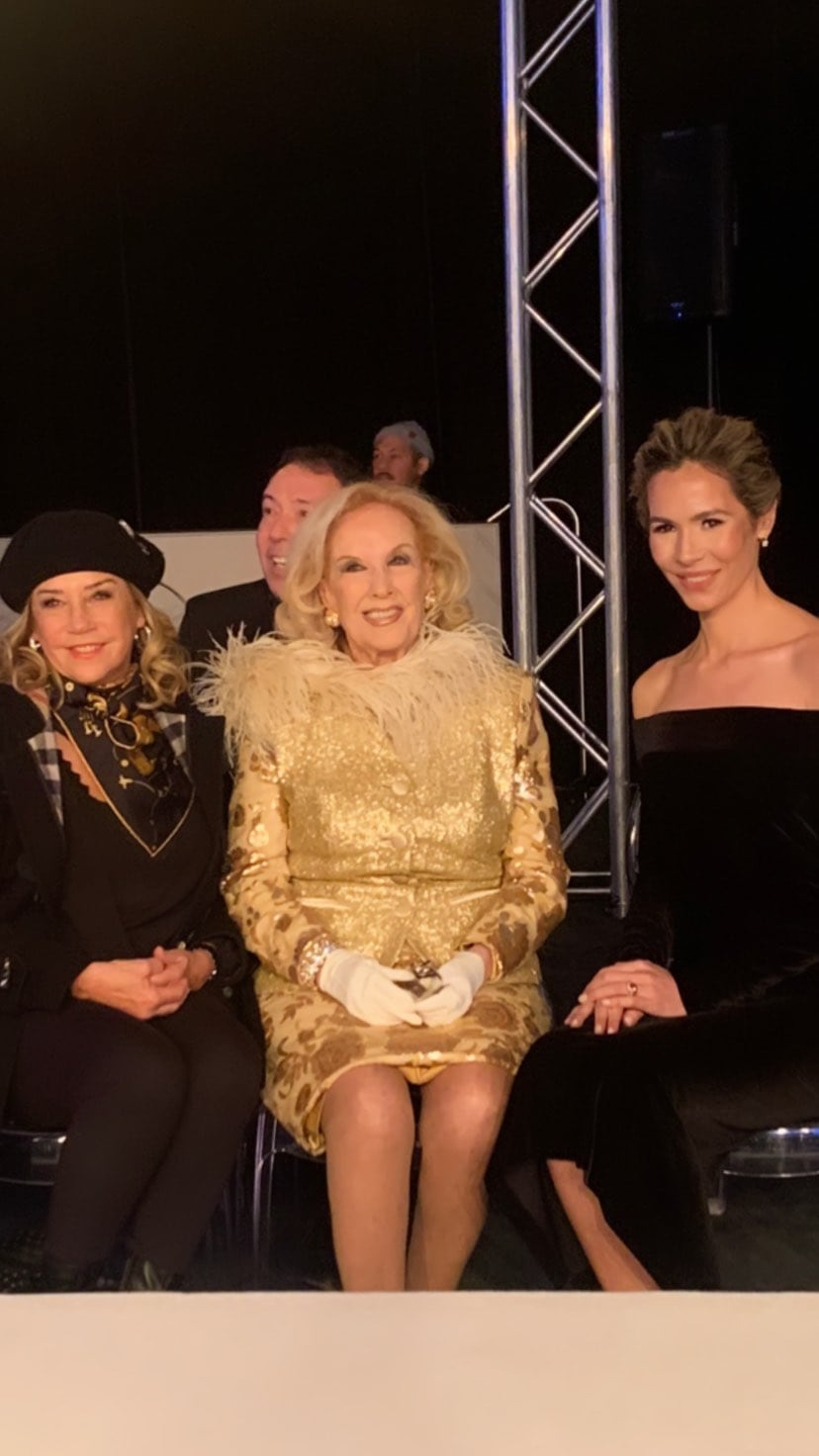 Elina Fernández  junto a Mirta Legrand y Marcela Tinayre en la Semana de alta costura.