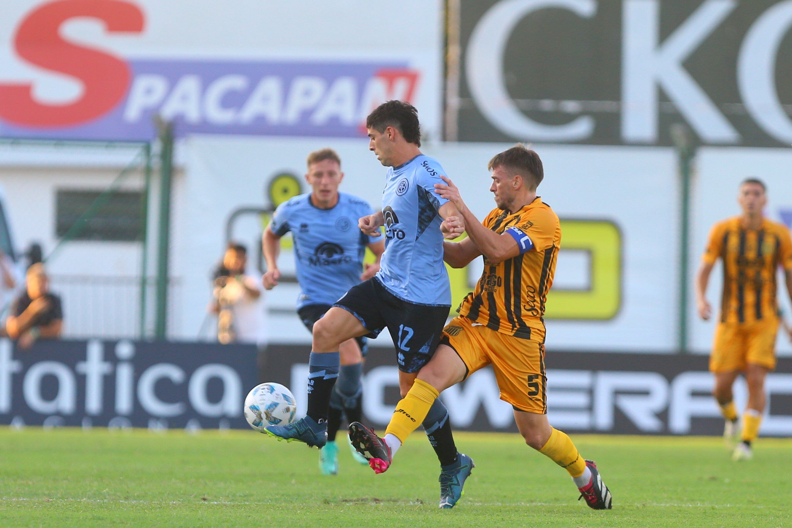 Ulises Sánchez, de Belgrano se la lleva ante Alessandroni, volante de Mitre en partido por Copa Argentina