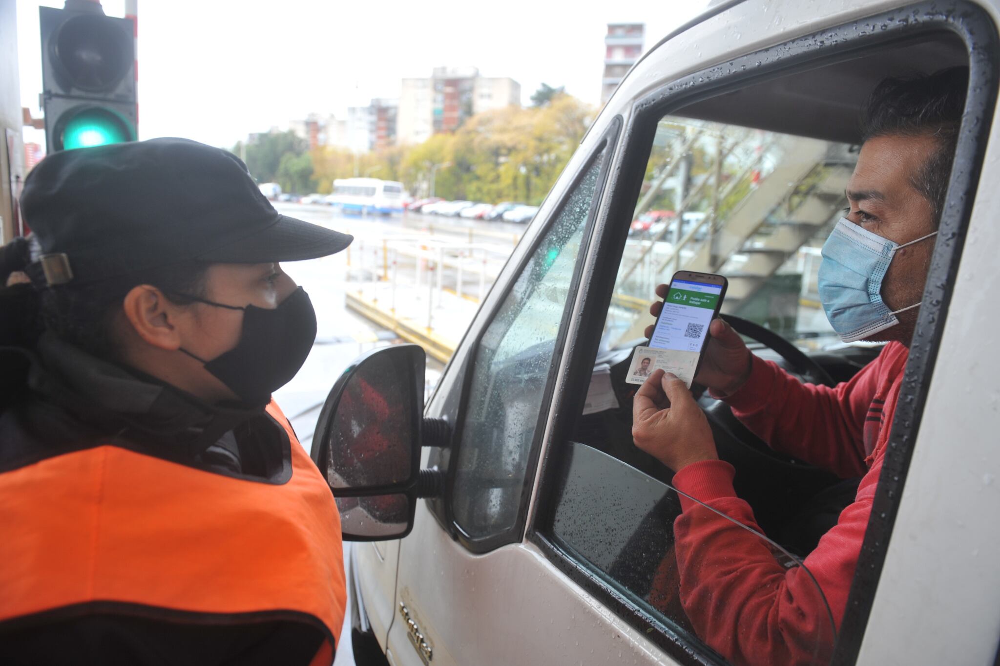 Controles en la ciudad de Buenos Aires por las nuevas restricciones debido a la cuarentena y Covid en Argentina 
Foto Clarin
