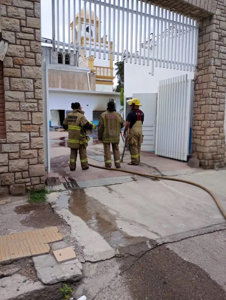 Bomberos Voluntarios de Guaymallén trabajaron para extinguir el fuego en la Parroquia de la Sagrada Familia.