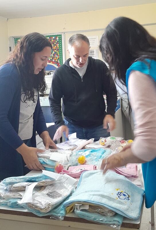 Tres Arroyos: “Infancias felices”, familias de Santa Teresita recibieron ropa y ajuares