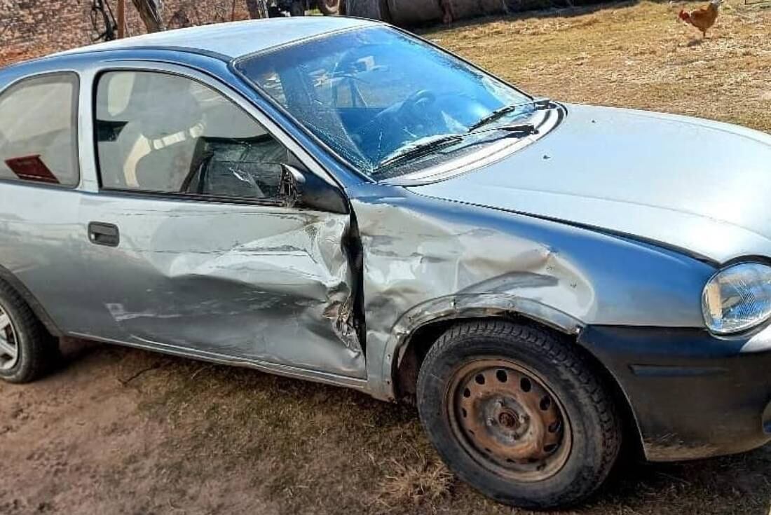 El Corsa secuestrado, con daños en su lateral