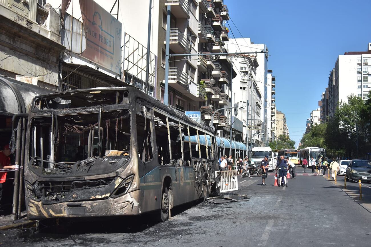 Se incendió un colectivo de la Tamse en pleno centro de Córdoba capital. (Ramiro Pereyra / La Voz)