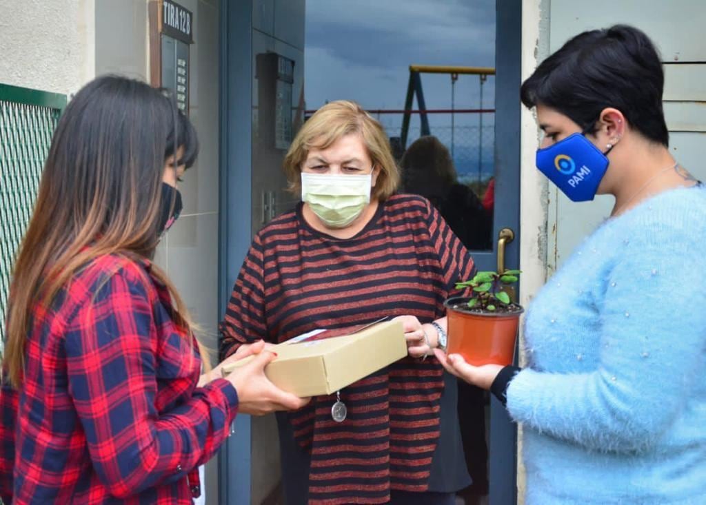 Personal de la Municipalidad, PAMI y ANSES entregaron un presente a los adultos mayores