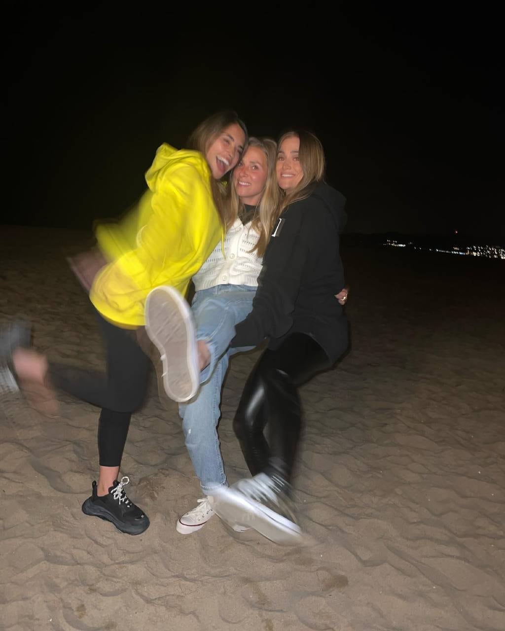 El trío de amigas se sacó una foto bromeando en la arena.