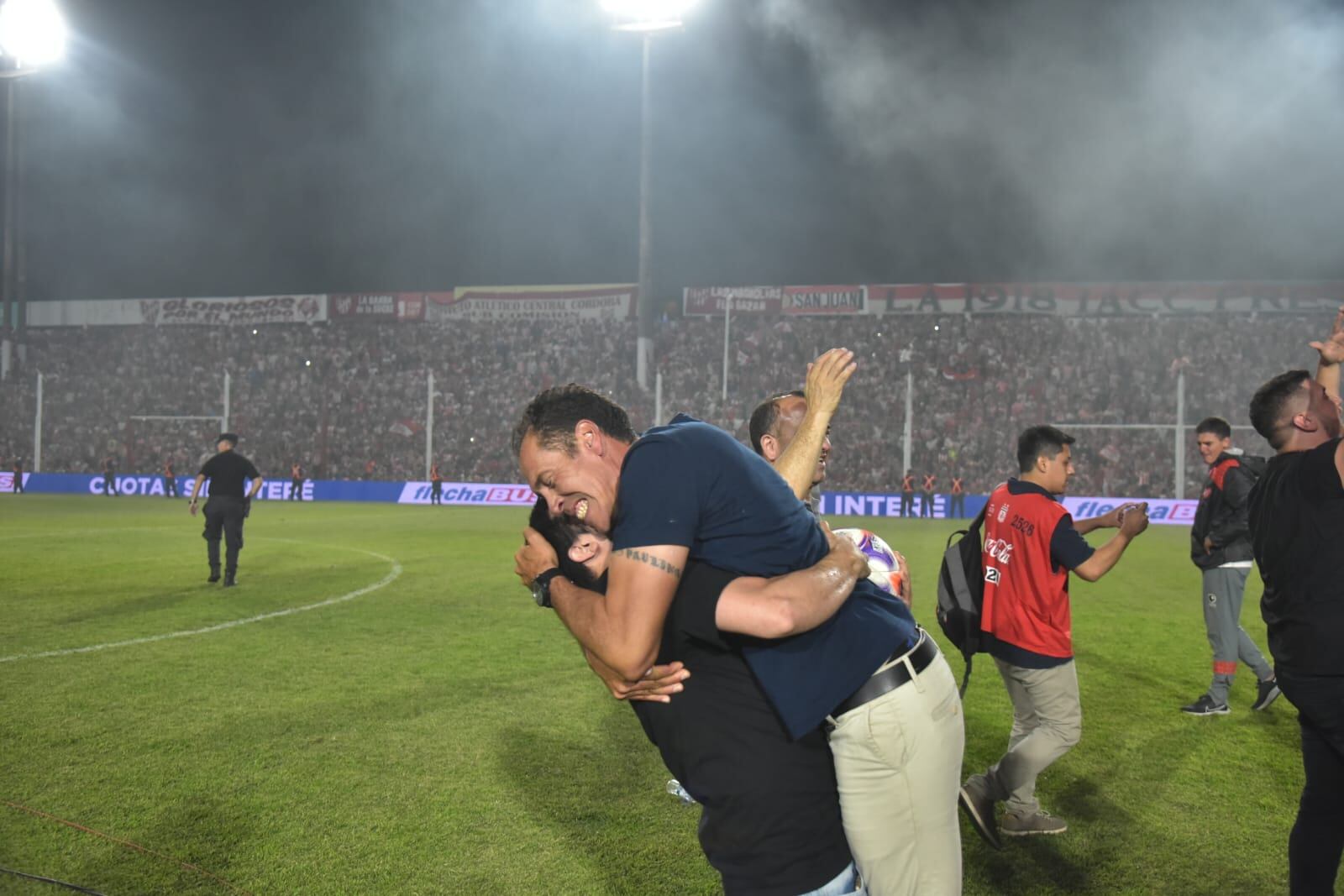 La felicidad del técnico de Instituto tras conseguir el ascenso. Un sueño en Alta Córdoba. (Facundo Luque / La Voz).