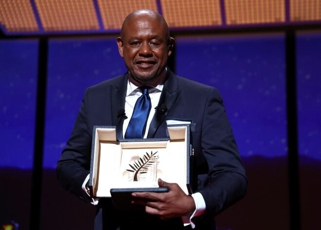 Forest Whitaker posa con su reconocimiento en la inauguración del Festival de Cannes 2022.