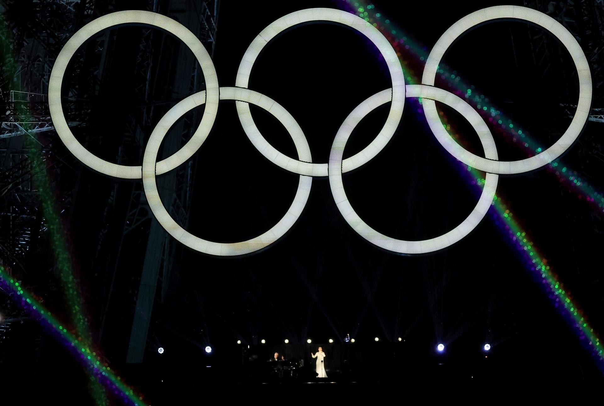 La artista canadiense Celine Dion actúa en la Torre Eiffel durante la ceremonia inaugural de los Juegos Olímpicos de París 2024. Foto: EFE/EPA/MARTIN DIVISEK