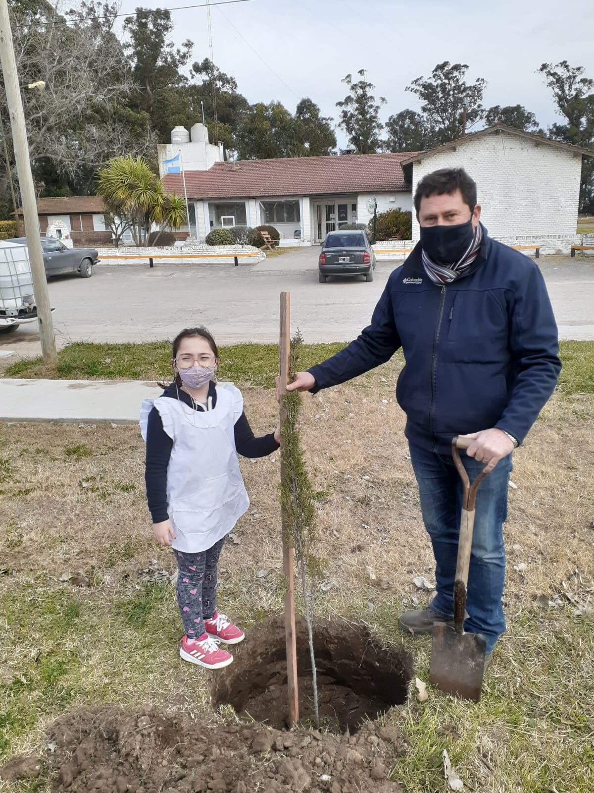 Niños de la Escuela Nº 17 de Orense plantaron pinos