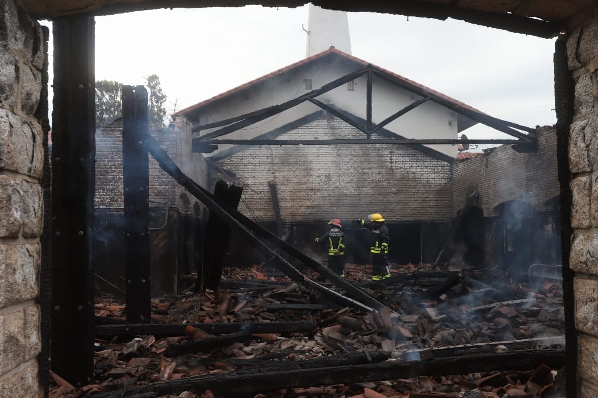 incendio
El Hotel 4 de la Unidad Turística Embalse se incendió este miércoles provocando importantes daños materiales en el lugar. El foco se concentró en el sector de cocinas y del comedor del establecimiento
nelson torres