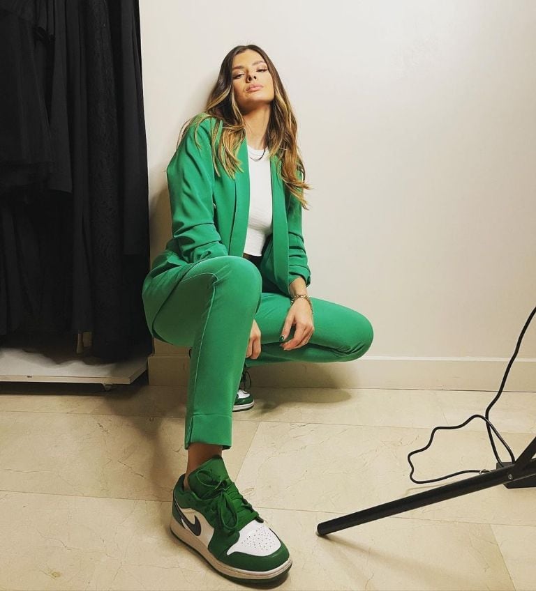 China y su outfit total green con las Air Jordan de Nike.