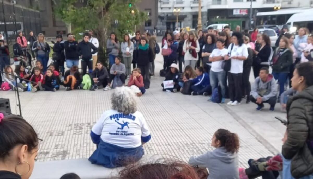 Realizaron una Asamblea de Fútbol Femenino frente al Congreso: pidieron mejores condiciones y justicia por Juliana Gómez