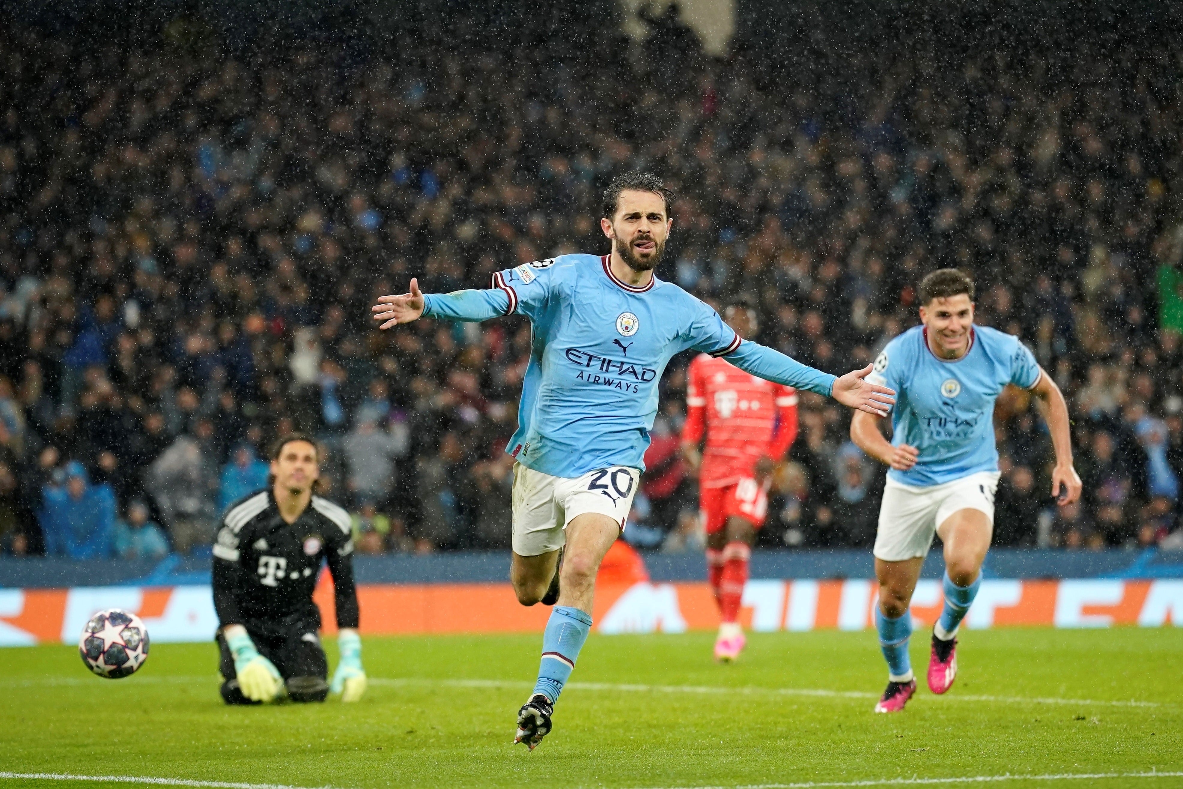 Bernardo Silva celebra el gol del City. Detrás, el cordobés Julián Álvarez. (AP).