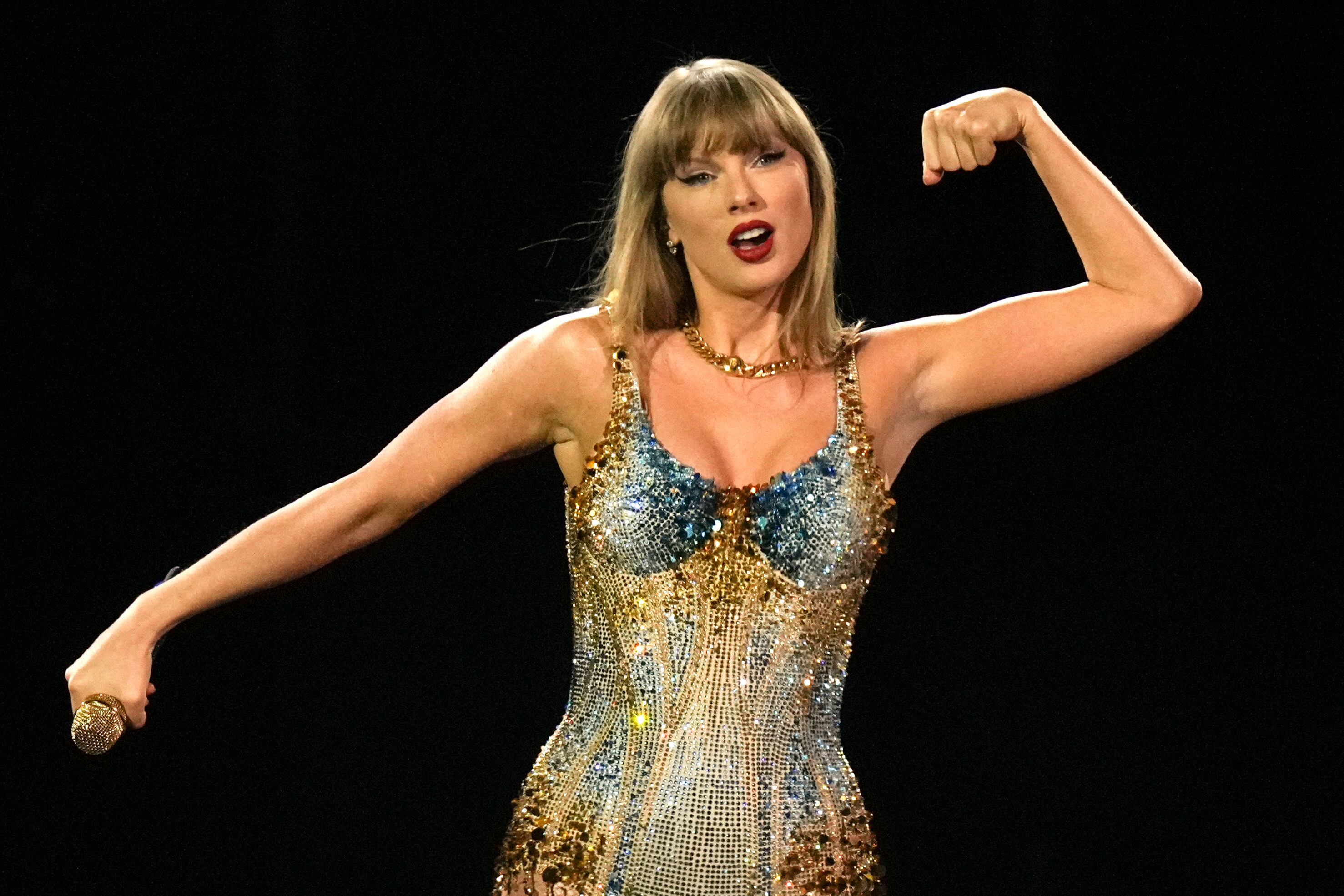 Taylor Swift se presenta durante el concierto inaugural de las fechas de Toronto de The Eras Tour el jueves 14 de noviembre de 2024.(Chris Young/The Canadian Press via AP)