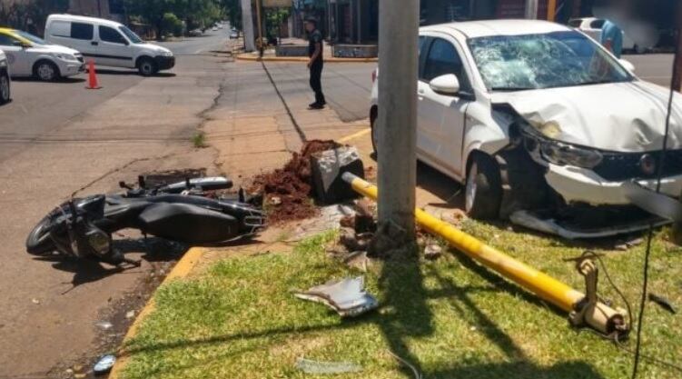 Violento accidente vial en Posadas: dos personas heridas.