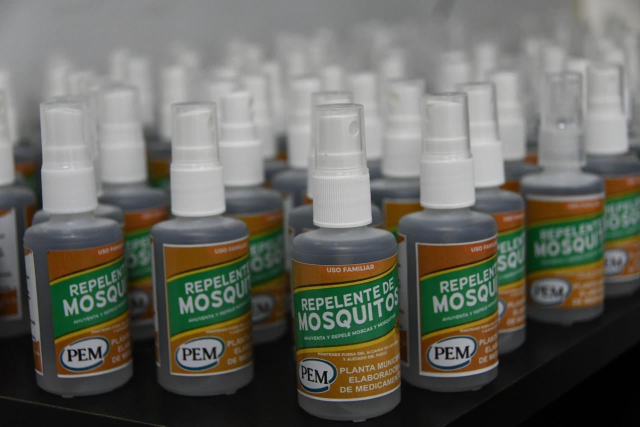 Frascos de repelente de mosquitos producidos por la Planta Elaboradora de Medicamentos de la Municipalidad de San Francisco (Gentileza)