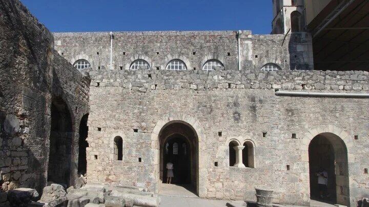 La iglesia bizantina donde fue encontrada la tumba de San Nicolás.