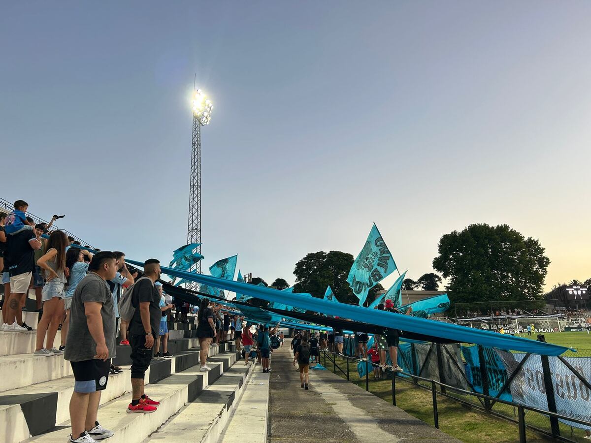 Los hinchas de Belgrano, presentes en Uruguay e ilusionados: por el primer tiempo y por Zelarayán