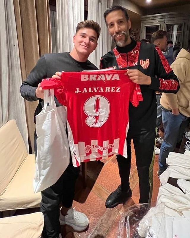 Álvarez posando con la camiseta de Instituto.