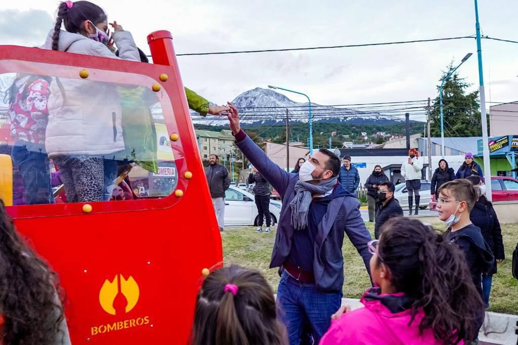 La Plaza Bomberos Voluntarios de Ushuaia está renovada y cuenta con nuevas atracciones en el predio.