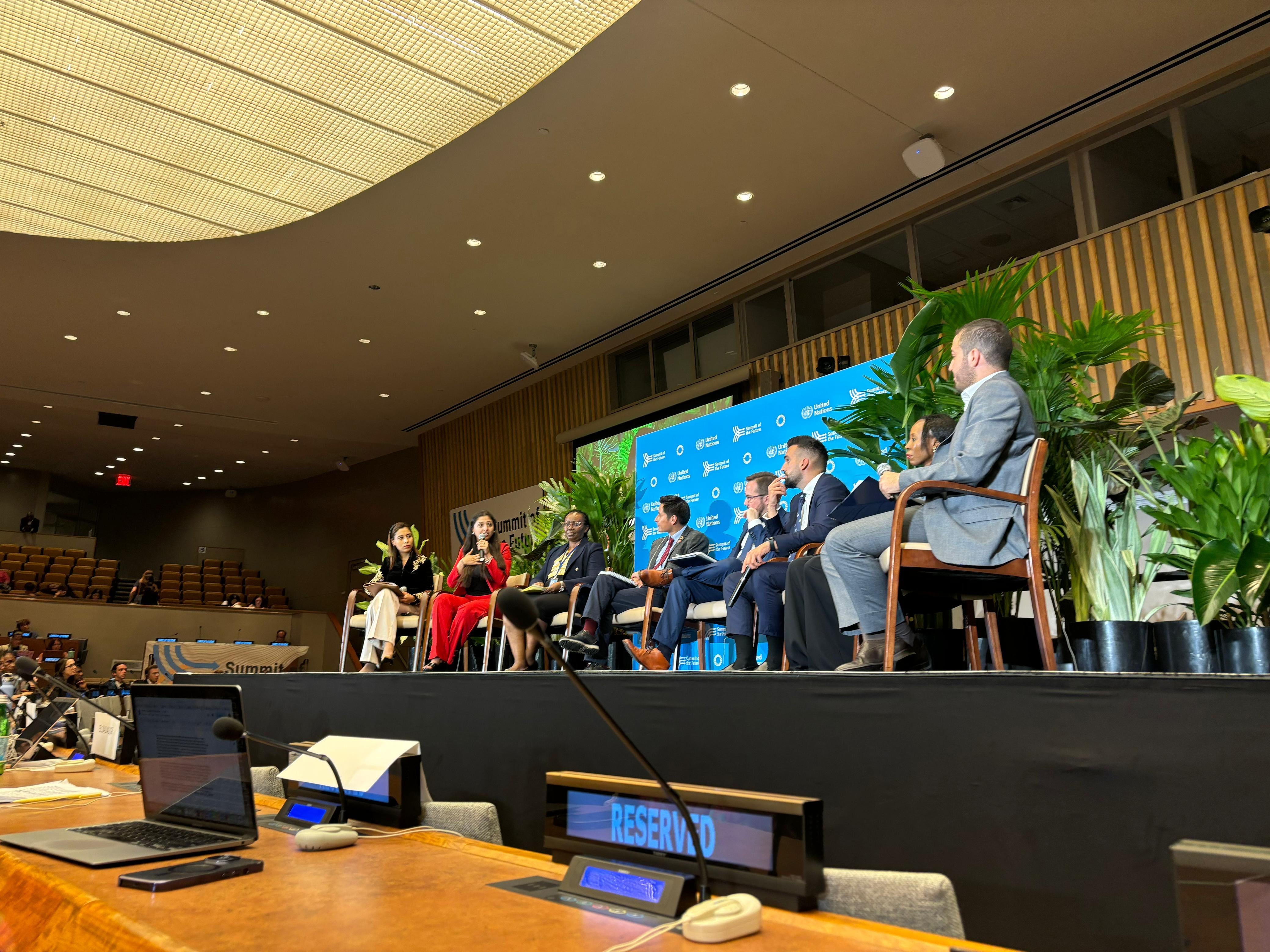 La joven abogada compartió panel con diferentes líderes mundiales.