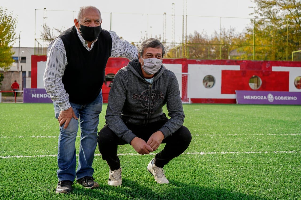 El Club Huracán Las Heras inauguró este jueves dos canchas