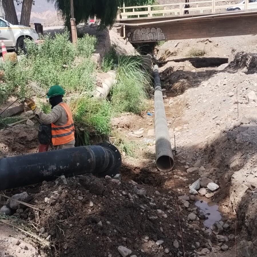 Una etapa central del proyecto fue la instalación de un nuevo acueducto de 315 mm de diámetro, atravesando el río Grande.