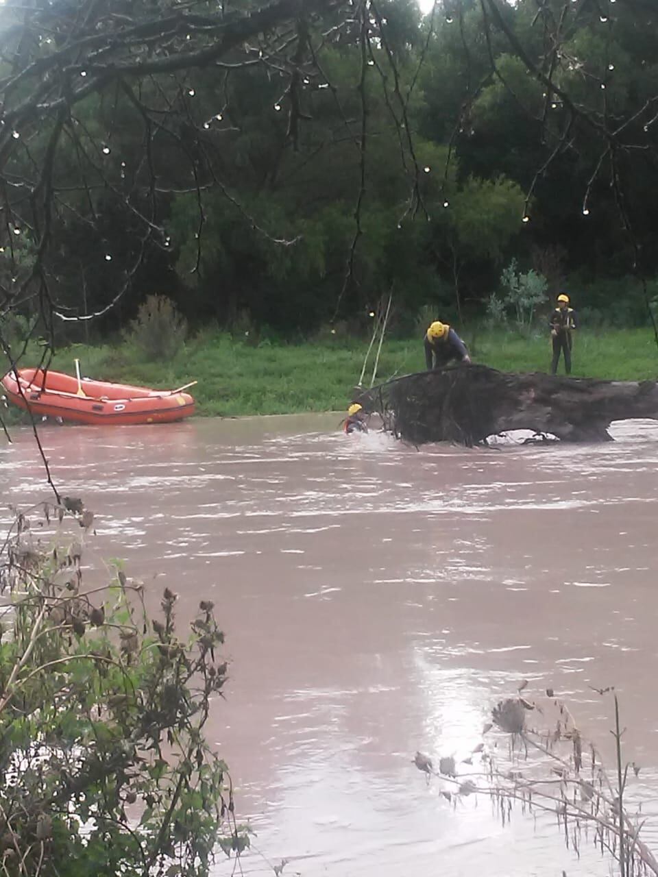 Un adolescente trató de cruzar el río Arenales a caballo y lo arrastró la corriente