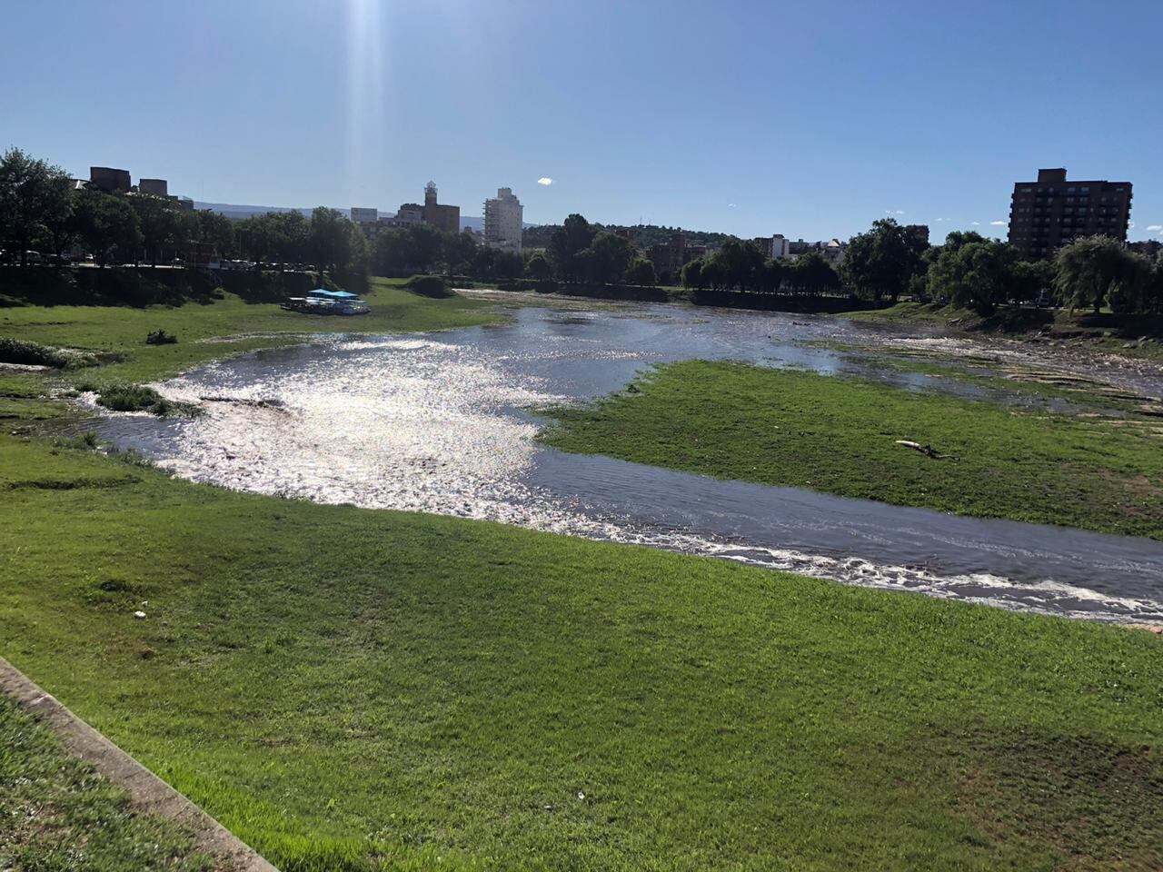 Ingreso de una nueva creciente al lago San Roque.