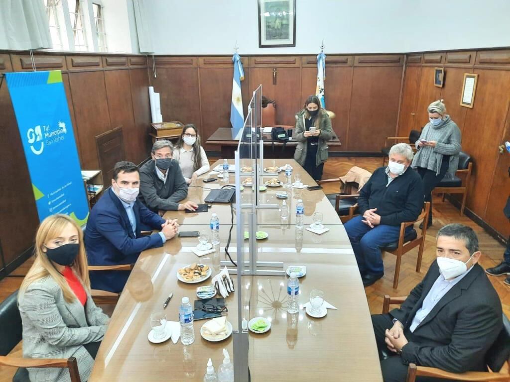 Los intendentes Emir Félix y Walther Marcolini reunidos con Darío Martínez, Secretario de Energía de la Nación y la senadora Anabel Fernández Sagasti.