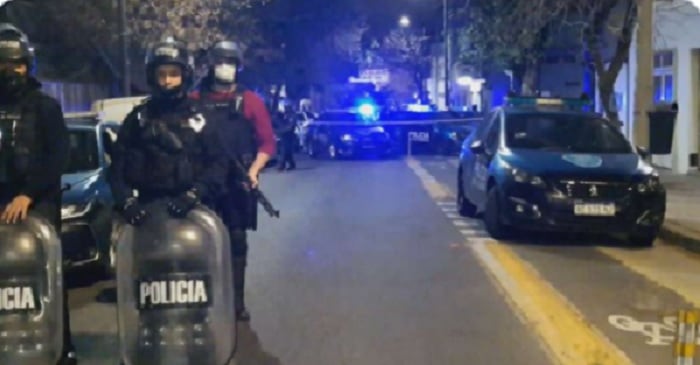 Saavedra. Un delincuente quiso robarle el celular a un policía de civil y murió de un disparo en el pecho. (Captura de video)