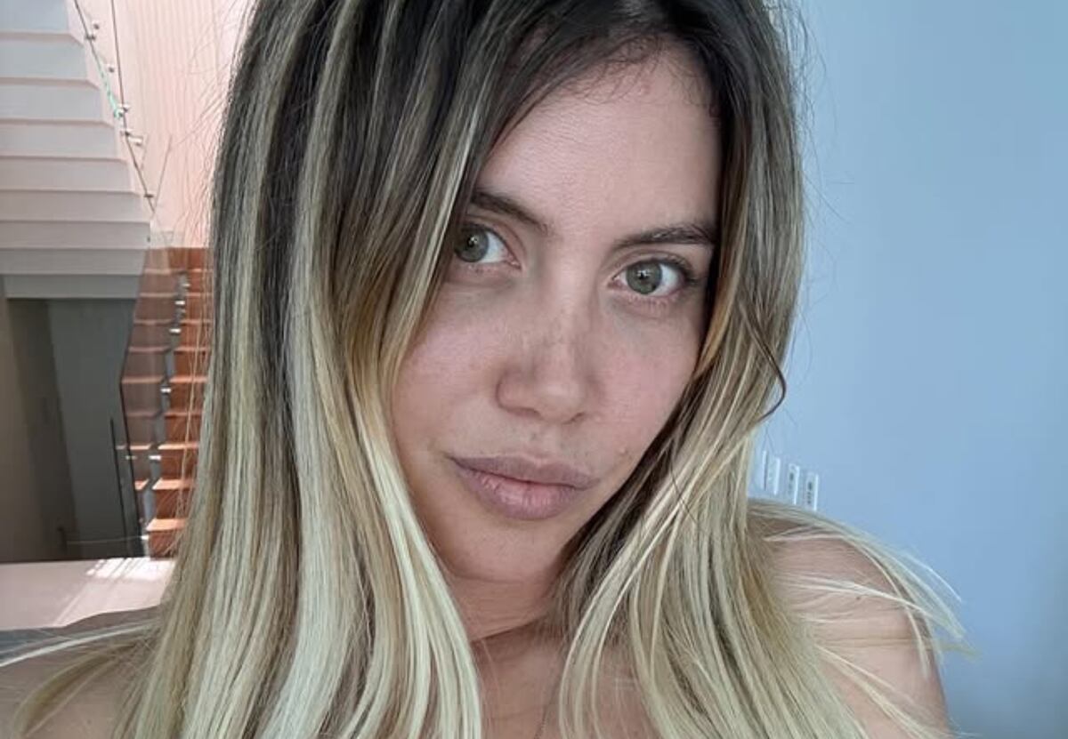 A cara lavada y desde la cama, Wanda Nara posó en ropa interior y casi muestra de más