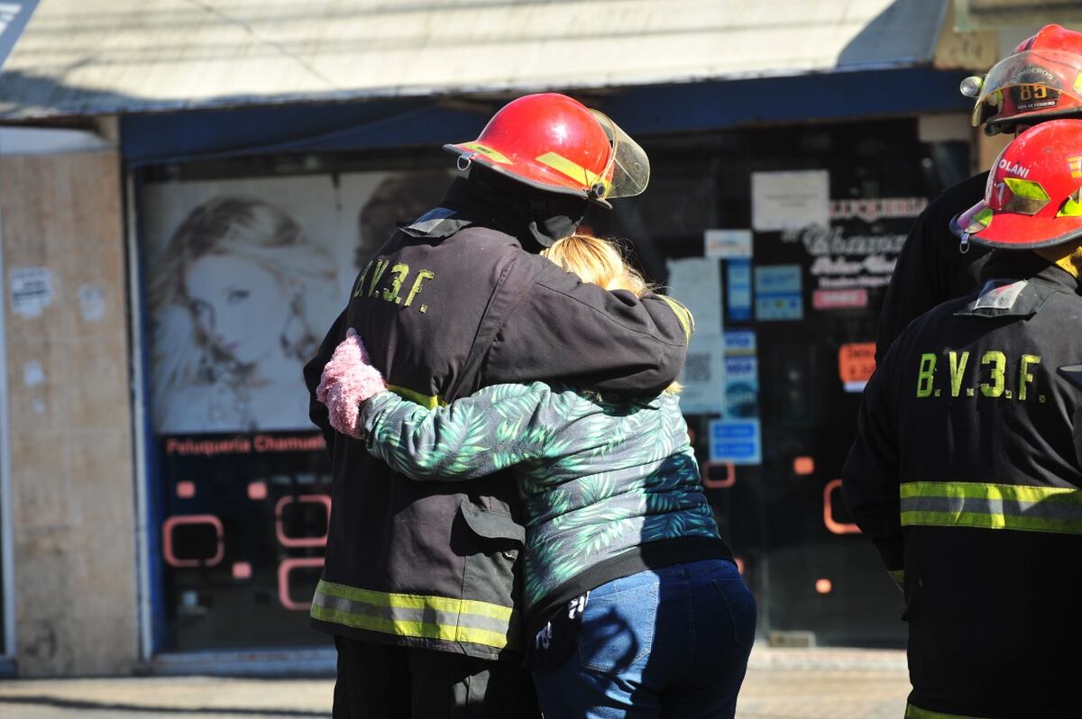 Incendio en un edificio de Caseros: tres bomberos fallecieron al combatirlo