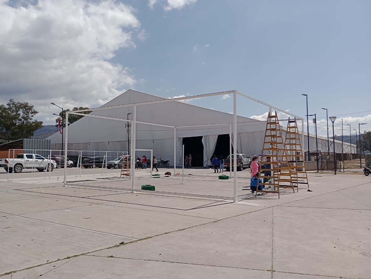 Estructuras de grades dimensiones están siendo montadas en el predio de la Ciudad Cultural para la Expojuy 2022.