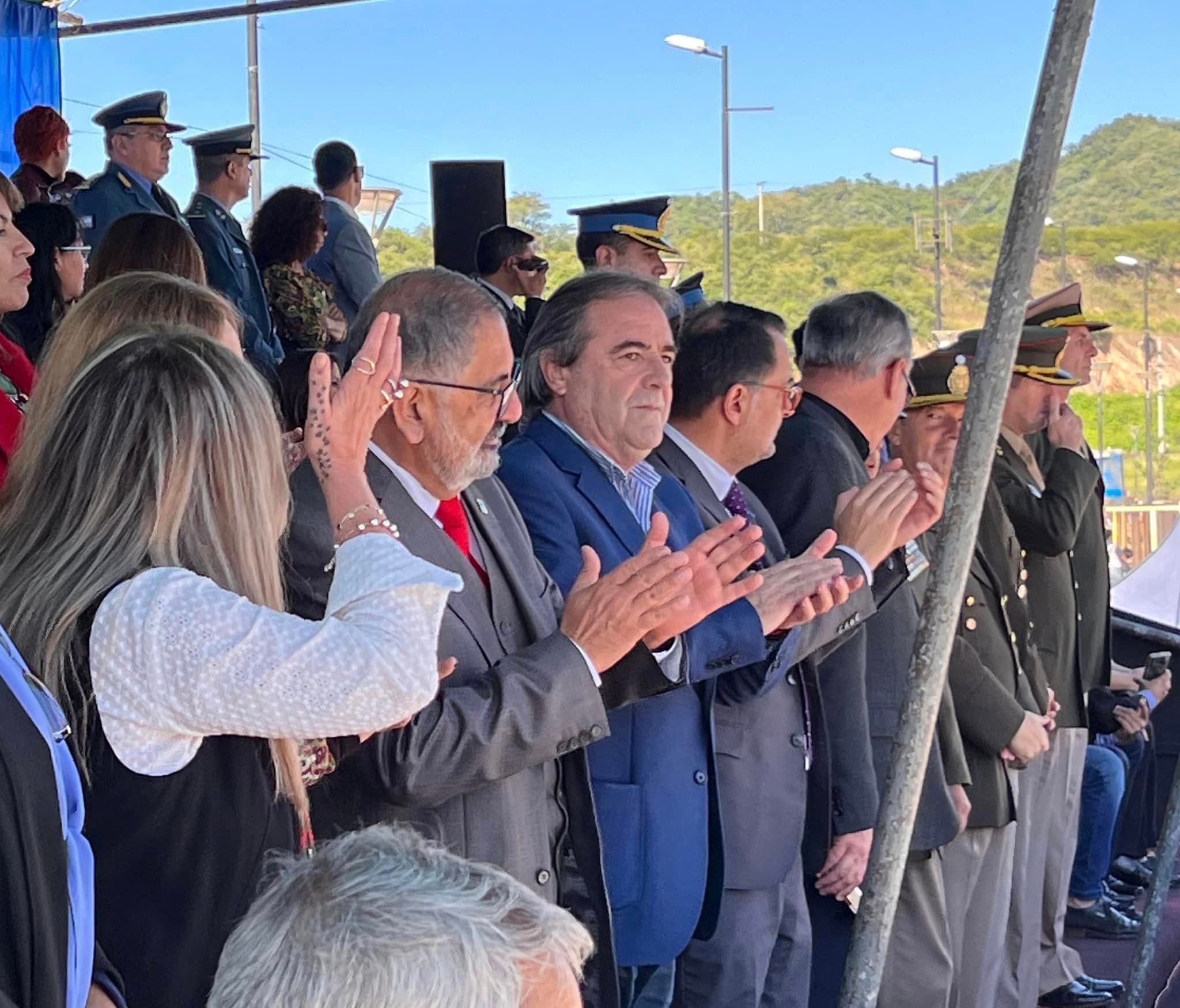 El intendente Raúl Jorge presidió el desfile en la Ciudad Cultural, con motivo del  430º aniversario de la "Tacita de Plata".