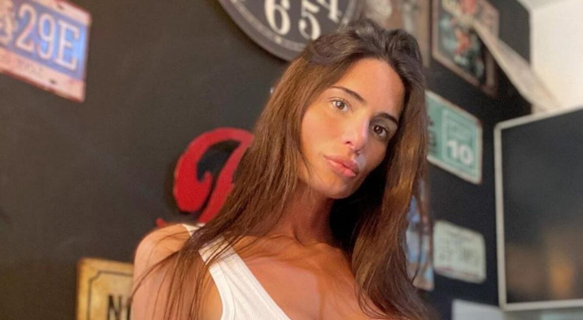 Casi censuran la foto de Magalí Mora posando desde las playas de California por posar con un top sin nada debajo