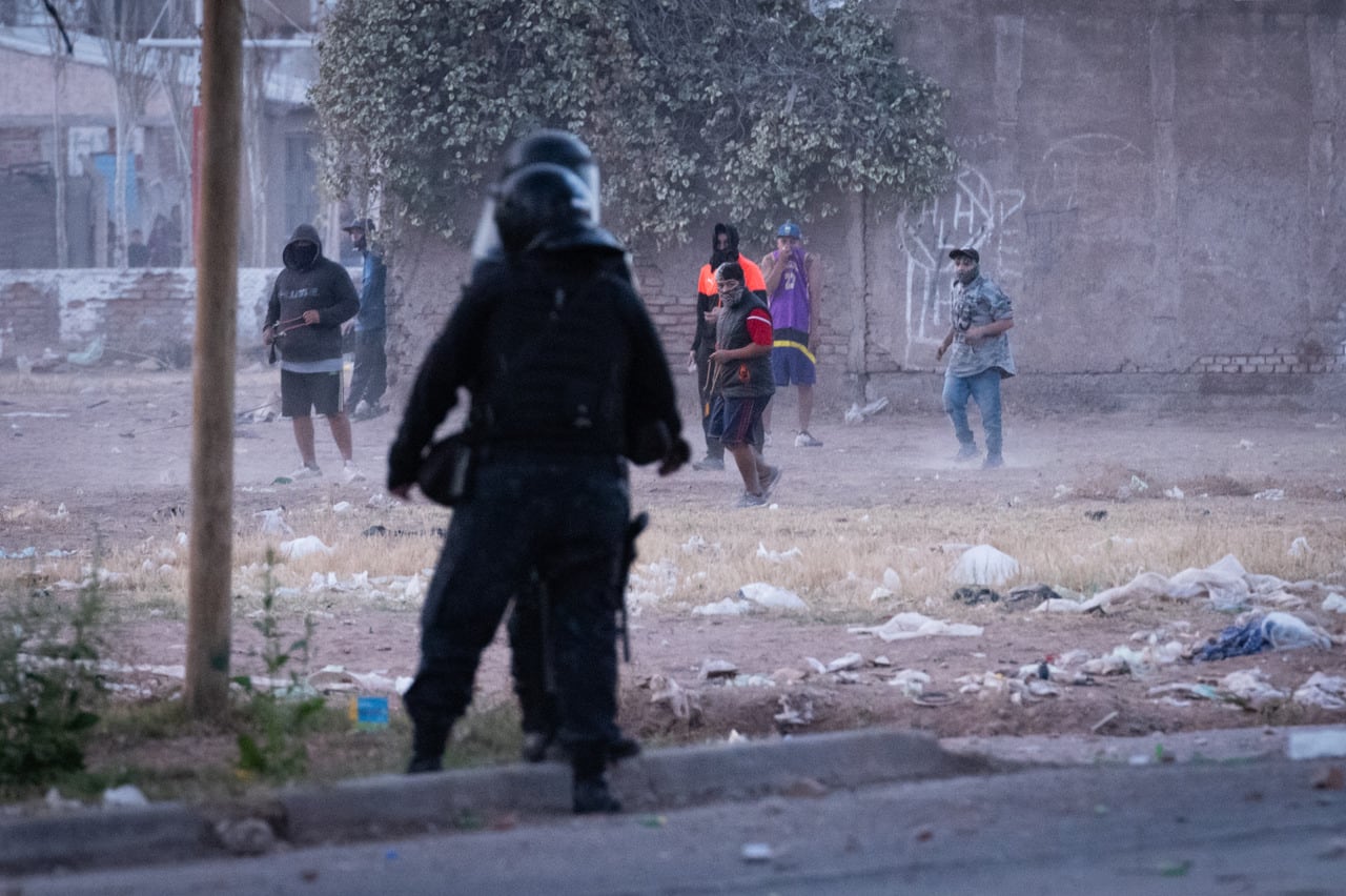 Un grupo de personas intentó saquear un supermercado Atomo de la calle Independencia y Laprida de Las Heras durante la tarde, pero la Policía logró detenerlos a tiempo. Sin embargo, se dispersaron y comenzaron a robar en negocios de la zona causando daños en vidrieras y saqueando a pequeños comercios.

Foto: Ignacio Blanco / Los Andes 