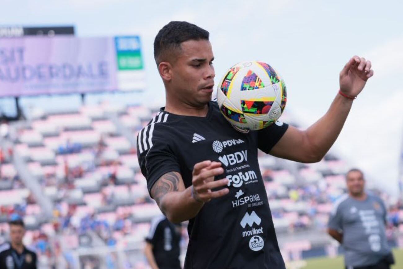 Miguel Navarro fue titular en la selección venezolana, que cayó por 2-1 ante Italia. (Prensa selección venezolana)