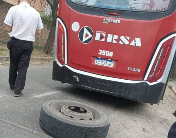 El miércoles, un interno de Ersa perdió la rueda trasera en avenida O'Higgins. (Facebook).