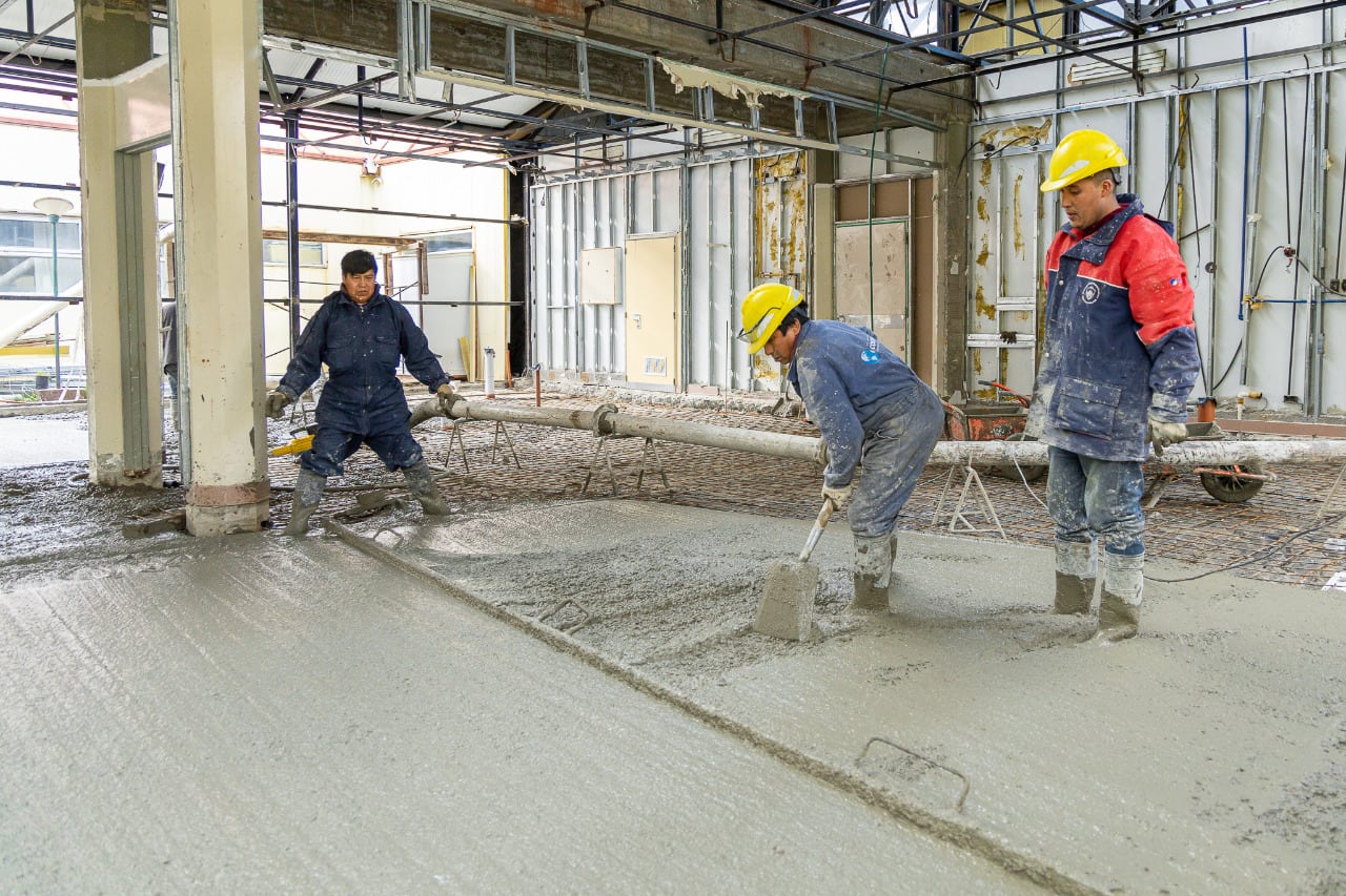 Obras en el HRU - El personal ya retiró las paredes quemadas, iniciaron los trabajos de hormigonado del contrapiso y la instalación de cloacas.