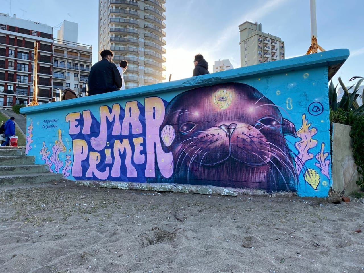 Su última obra se puede ver desde la costa en Cabo Corrientes y sus ilustraciones se viralizan en cada posteo por la causa.