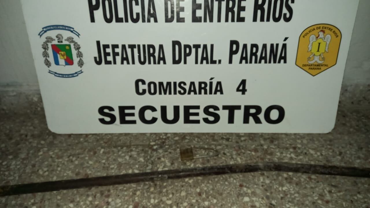 El ladrón arrojó al arroyo una máquina de cortar césped que llevaba consigo y una barreta.