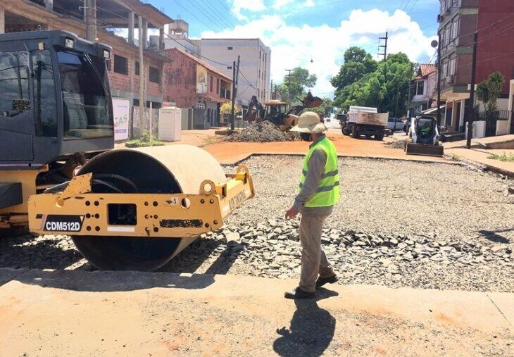 Posadas: el municipio  trabaja en tareas  mejoramiento de la calzada sobre la avenida Blas Parera