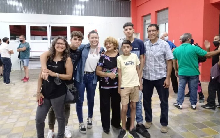 La familia de Osvaldo "Bocha" Velez en la inauguración de la escuela.