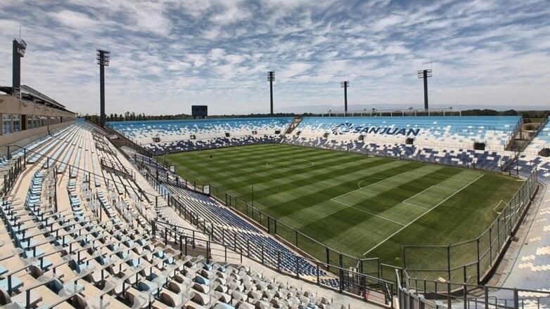 Había llevado a su nieto por primera vez a una cancha y no lo dejaron pasar. El VGM Héctor Naveda no pudo ingresar al Estadio del Bicentenario por portar una prenda que exhibía las Islas Malvinas. 