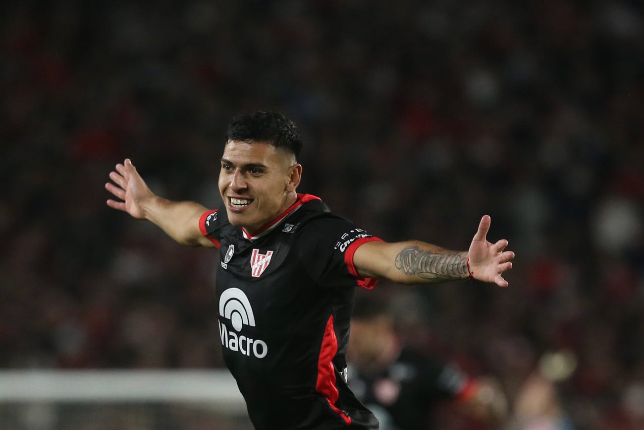 Santiago Rodríguez festeja su gol a los 4 segundos en el partido de Instituto ante River, en el Monumental de Buenos Aires, por la fecha 21 de la Liga Profesional. (Fotobaires)