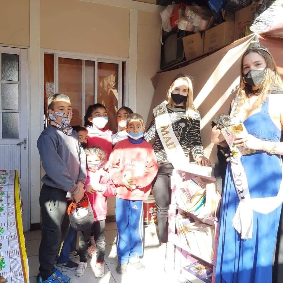 Las reinas de Maipú entregaron las bibliotecas a los 12 merenderos del departamento.